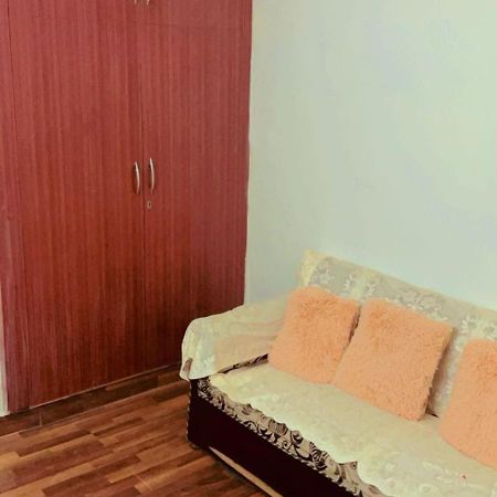 Earth 2Bhk Entire Apartment & Shared Room Also With Attached Bathroom Balcony Noida Exterior photo