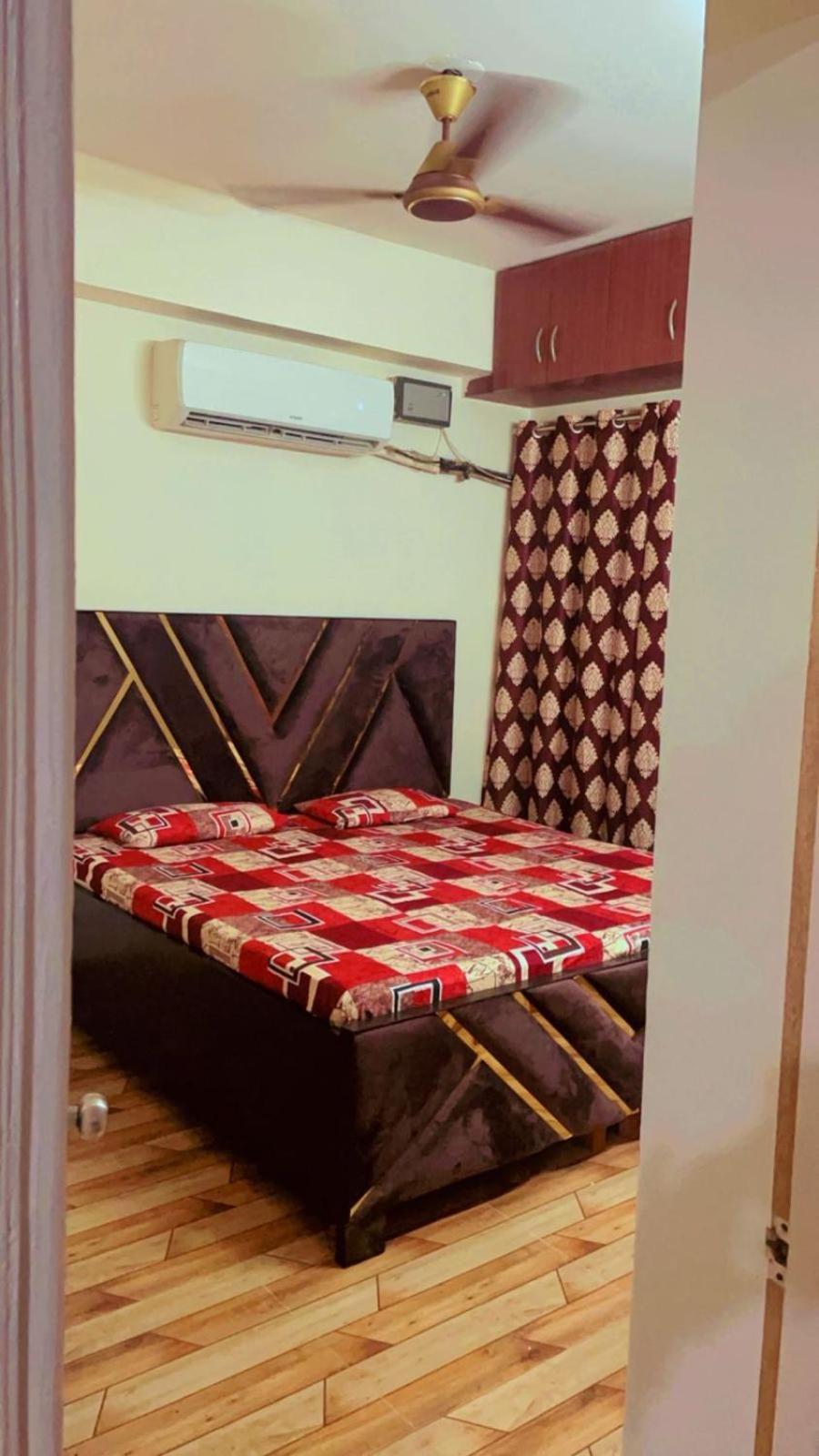 Earth 2Bhk Entire Apartment & Shared Room Also With Attached Bathroom Balcony Noida Exterior photo